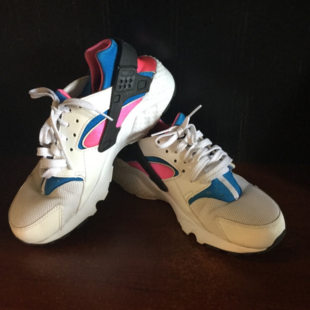 Nike- Comfortable Huarache Run. Size 6Y or 7W